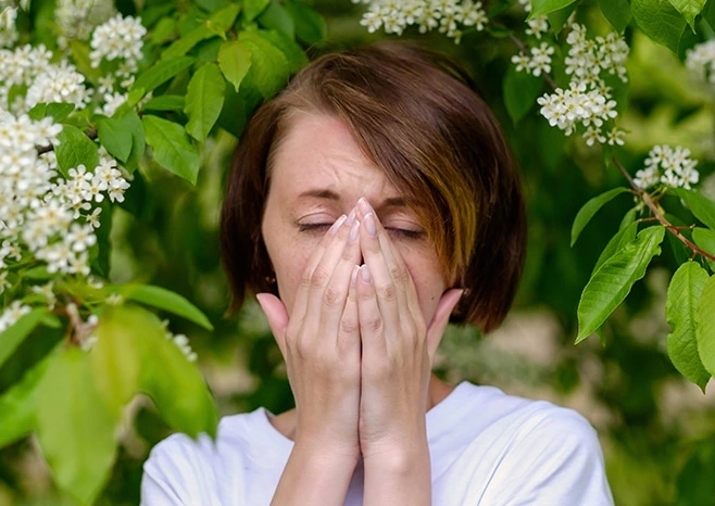 allergic rhinitis symptoms causing the lady to cover the nose
