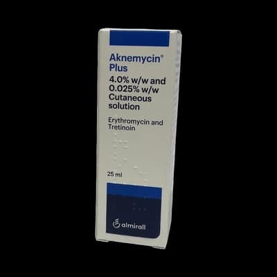 A box of "Aknemycin Plus," a renowned acne treatment, contains 25ml of a 4% erythromycin and 0.025% tretinoin cutaneous solution, manufactured by Almirall. Perfect for holistic skin care.