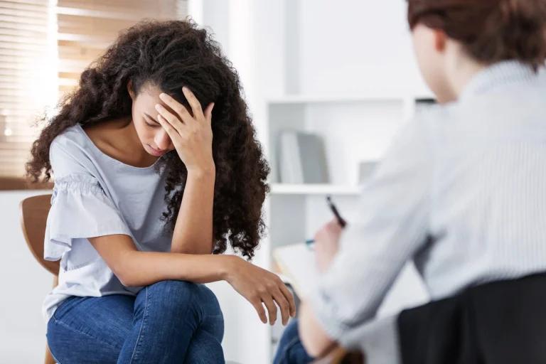 patient talking to a health care professional about their symptoms of anorexia nervosa disorder