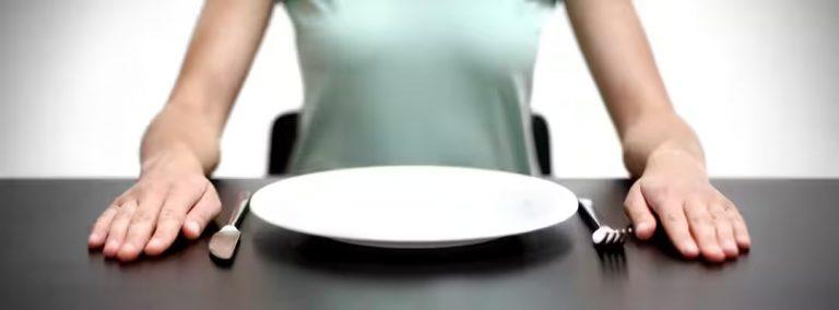 Image of an empty plate that shows what food should be used to break an intermittent fast properly